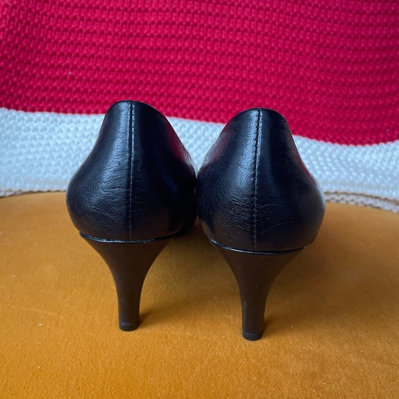 Me Too “Adcox” Black Leather Heels - Size 8 - Picture 3 of 5